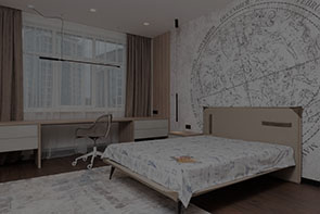 photo en miniature d'une chambre avec une tapisserie de map monde sur le mur couleur blanc et or